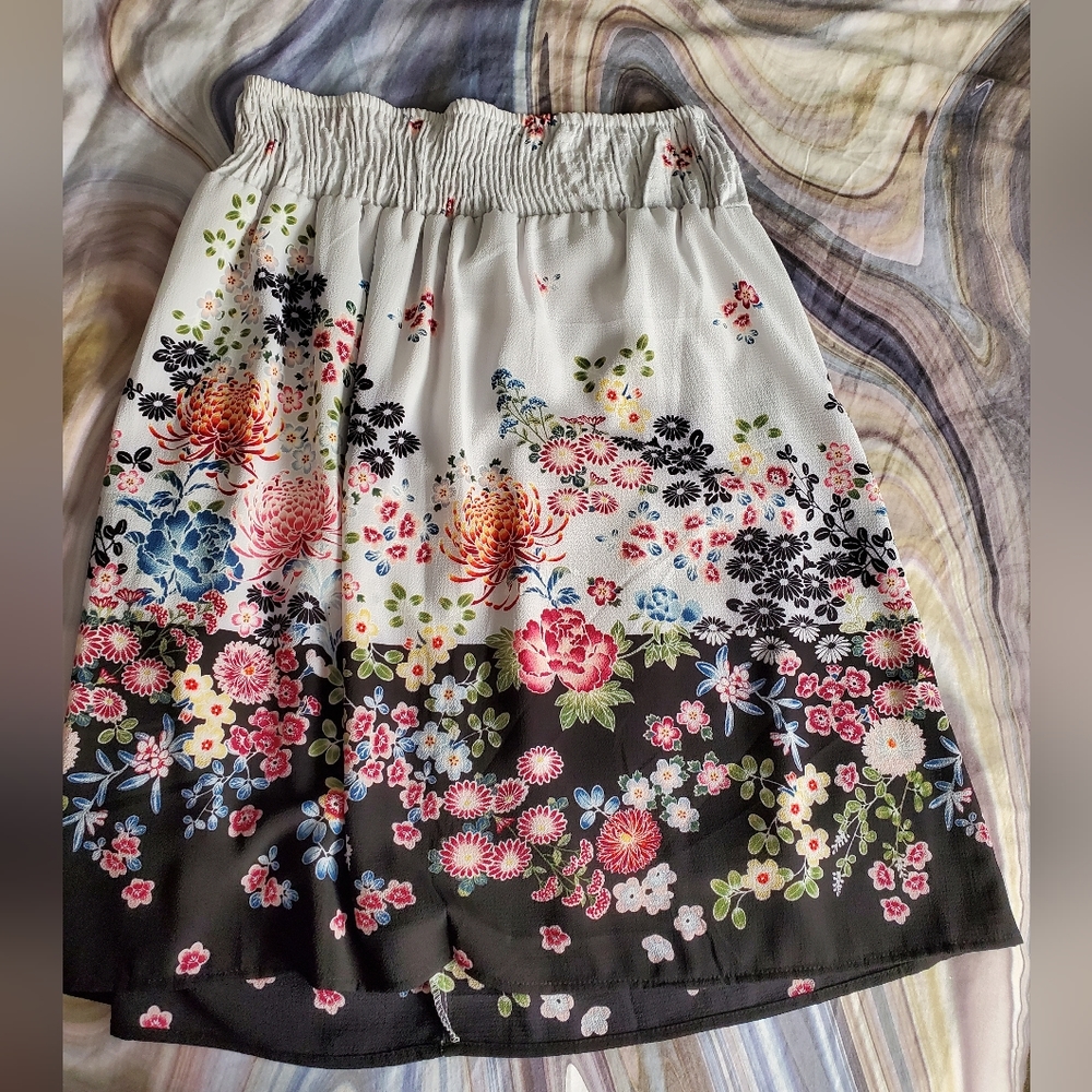 Bobeau Gray & Black Floral Smock Waist Skirt